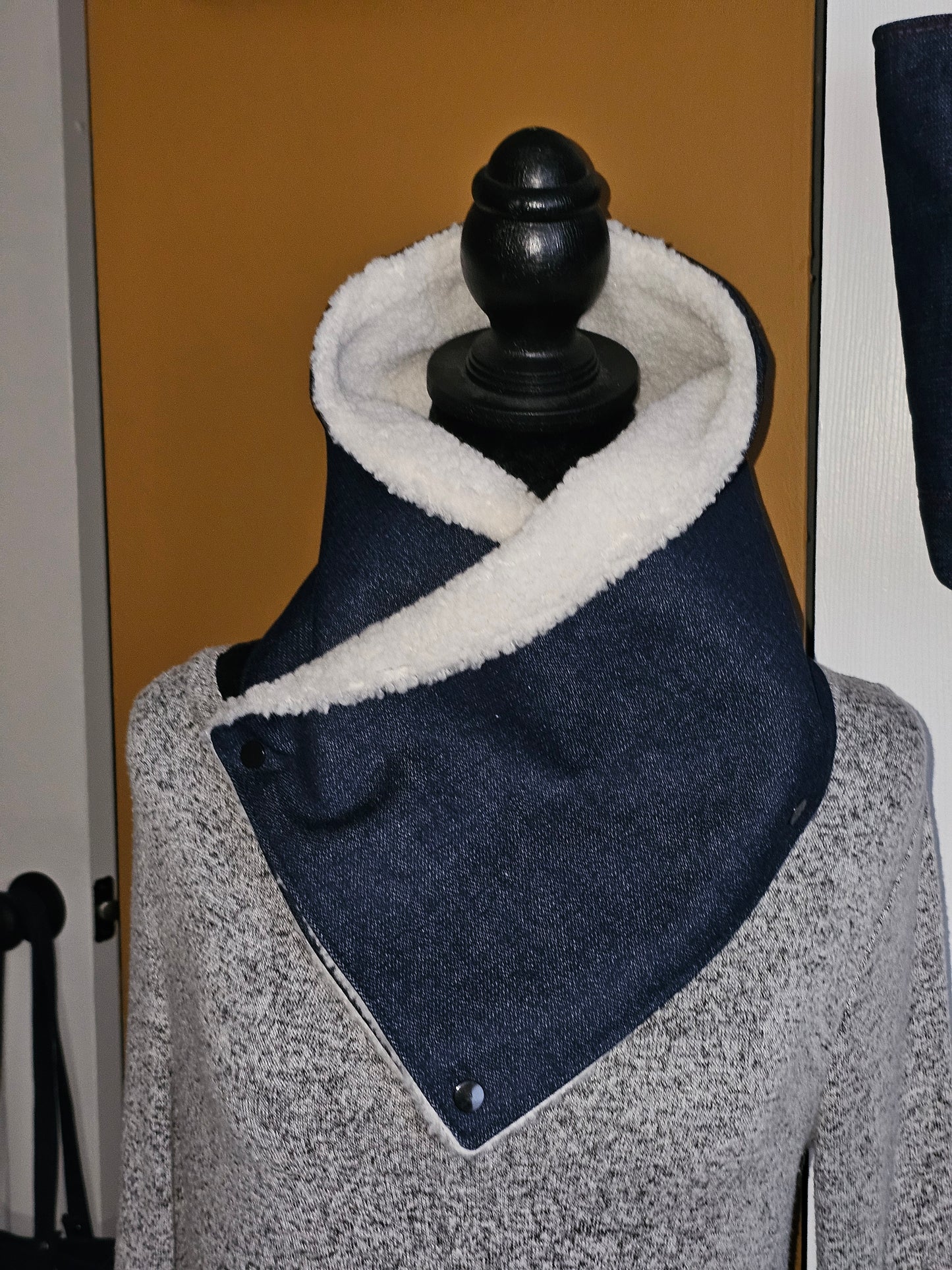 A Cozy Cuddle- Reversible Mini Scarf (Digital Pattern)